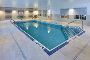 una gran piscina en un edificio en TownePlace Suites by Marriott Hamilton, en Hamilton