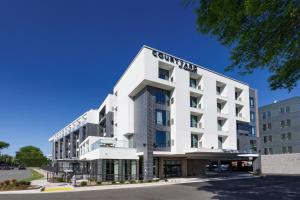 リッチモンドにあるCourtyard by Marriott Richmond Scott's Additionの看板が貼られた白い建物