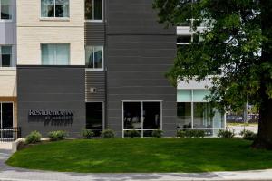 um edifício com um relvado verde em frente em Residence Inn by Marriott Cleveland University Circle/Medical Center em Cleveland
