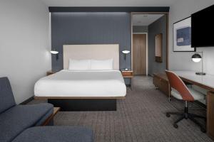 Postel nebo postele na pokoji v ubytování Courtyard by Marriott Myrtle Beach Oceanfront