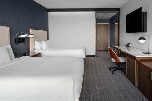 Postel nebo postele na pokoji v ubytování Courtyard by Marriott Myrtle Beach Oceanfront