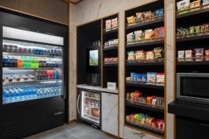 un couloir de stockage avec un réfrigérateur et des étagères de nourriture dans l'établissement Courtyard by Marriott Myrtle Beach Oceanfront, à Myrtle Beach