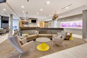 een lobby met een bank, stoelen en een tafel bij SpringHill Suites by Marriott Dallas Mansfield in Mansfield