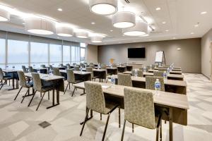 een conferentieruimte met tafels en stoelen en een scherm bij SpringHill Suites by Marriott Dallas Mansfield in Mansfield