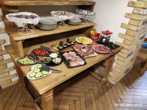 una mesa con platos de comida. en Old Bled House en Bled