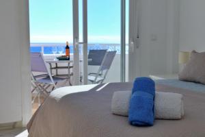 um quarto com uma cama e vista para o oceano em Sea front Apartment in La Cala de Mijas em La Cala de Mijas