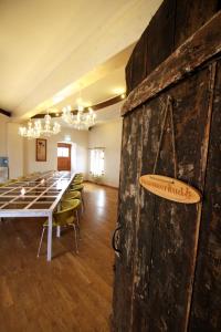 KantkülaにあるVeski Külalistemajaの長いテーブルと椅子が備わる広い客室です。