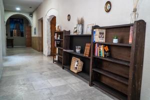 Knihovna v hostelu + 19 fotografií
