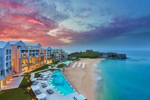 Blick auf einen Strand mit einem Resort und das Meer in der Unterkunft The St. Regis Bermuda Resort in Saint George