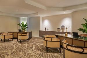 una hall con sala d'attesa con scrivanie e sedie di The St. Regis Bermuda Resort a Saint George