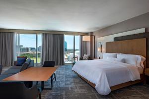 Postel nebo postele na pokoji v ubytování The Westin Irving Convention Center at Las Colinas