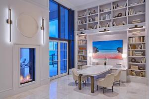 Saint GeorgeThe St. Regis Bermuda Resort的一间有桌椅和壁炉的餐厅