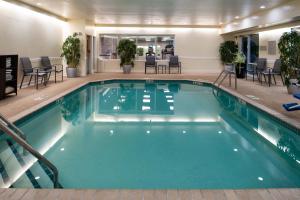 duży basen w pokoju hotelowym w obiekcie Fairfield Inn and Suites Beloit w mieście Beloit
