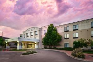 una representación de la parte delantera de un edificio hospitalario en SpringHill Suites Boulder Longmont, en Longmont