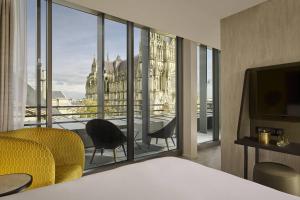 une chambre d'hôtel avec vue sur un bâtiment dans l'établissement La Caserne Chanzy Hotel & Spa, Autograph Collection, à Reims