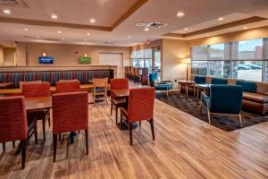 a restaurant with tables and chairs and a bar at TownePlace Suites by Marriott Hot Springs in Hot Springs