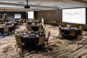 una sala de conferencias con mesas, sillas y una pantalla en SpringHill Suites by Marriott Springdale Zion National Park en Springdale