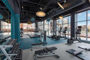 un gimnasio con varias cintas de correr y máquinas cardiovasculares en Aloft Providence Downtown en Providence