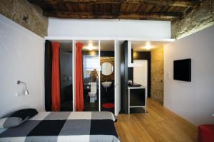 een slaapkamer met een bed en een badkamer bij Belomonte 20 Apartments Porto World Heritage in Porto