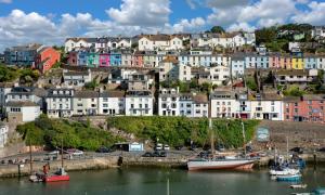 uma cidade com barcos na água e edifícios em Harbour View em Brixham