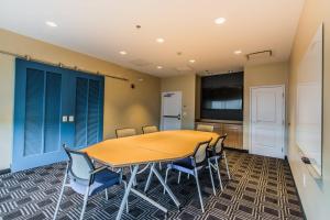 TownePlace Suites by Marriott Evansville Newburgh في Newburgh: قاعة اجتماعات مع طاولة وكراسي