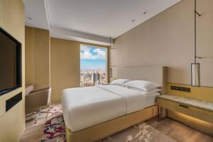 Postel nebo postele na pokoji v ubytování Kaohsiung Marriott Hotel