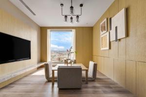 TV a/nebo společenská místnost v ubytování Kaohsiung Marriott Hotel