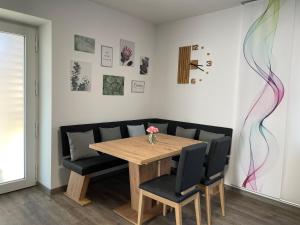 欣費爾德的住宿－Wohnung für Berufstätige，一间带木桌和椅子的用餐室