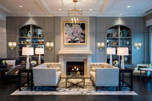 un soggiorno con camino, tavolo e sedie di The Ballantyne, a Luxury Collection Hotel, Charlotte a Charlotte