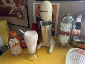 un mixeur assis sur un comptoir avec deux milkshakes dans l'établissement My Oasis, à Bakersfield