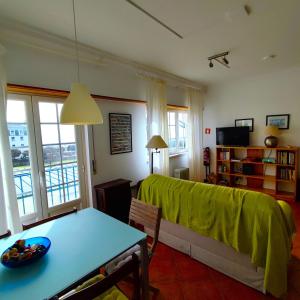 una sala de estar con un sofá y una mesa en Ericeira - S.ta Marta, en Ericeira