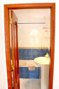 ein Badezimmer mit einem Waschbecken und einer Badewanne in der Unterkunft Ericeira - S.ta Marta in Ericeira