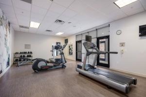 un gimnasio con dos cintas de correr y bicicletas estáticas en SpringHill Suites by Marriott Enid, en Enid