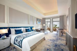 Een bed of bedden in een kamer bij The St. Regis Doha