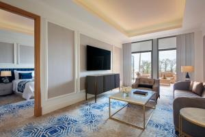 Een TV en/of entertainmentcenter bij The St. Regis Doha
