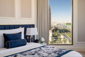 Een bed of bedden in een kamer bij The St. Regis Doha