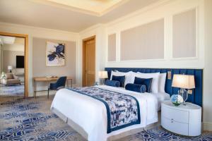 Een bed of bedden in een kamer bij The St. Regis Doha