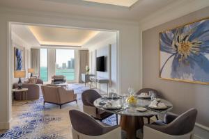 Een TV en/of entertainmentcenter bij The St. Regis Doha
