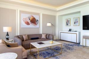 Een TV en/of entertainmentcenter bij The St. Regis Doha
