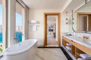 Een badkamer bij The St. Regis Doha