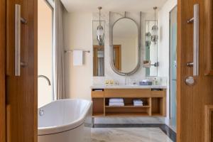 Een badkamer bij The St. Regis Doha