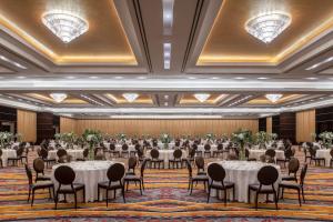 多哈多哈瑞吉酒店的宴会厅设有桌椅 更多37张照片