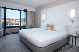 Postel nebo postele na pokoji v ubytování Renaissance Aix-en-Provence Hotel