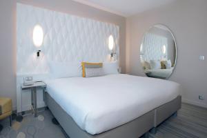 Postel nebo postele na pokoji v ubytování Renaissance Aix-en-Provence Hotel