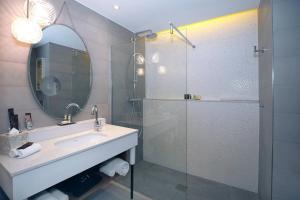 Koupelna v ubytování Renaissance Aix-en-Provence Hotel