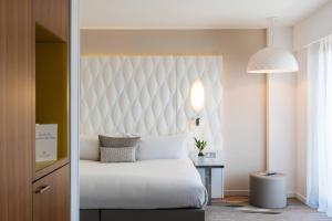 Postel nebo postele na pokoji v ubytování Renaissance Aix-en-Provence Hotel
