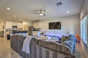 sala de estar con sofá y cocina en New-Build Pattison Home Great for Families! 