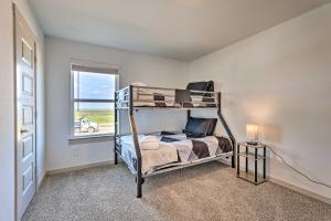 1 dormitorio con litera y ventana en New-Build Pattison Home Great for Families! 