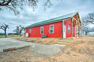 une grange rouge avec un toit vert dans un champ dans l'établissement Dog-Friendly Texas Ranch with Patio, Horses On-Site, à Aubrey