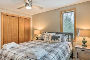 Un pat sau paturi într-o cameră la Cozy Campton House with Mtn Views Near Hiking